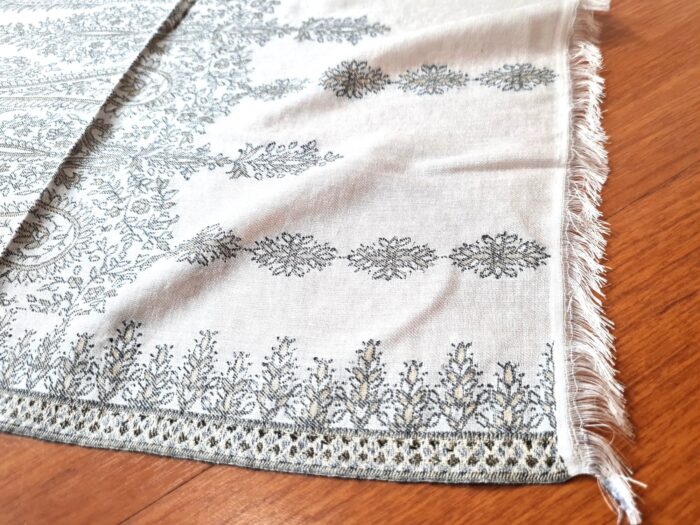 Peseira indiana bordada para decorar cama de casal branco cinza e dourado
