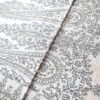 Peseira indiana bordada para decorar cama de casal branco cinza e dourado