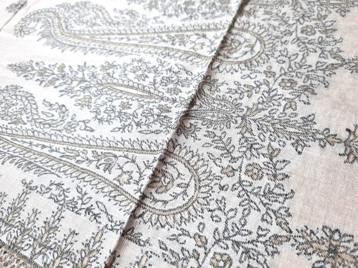Peseira indiana bordada para decorar cama de casal branco cinza e dourado