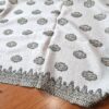 Peseira indiana bordada para decorar cama de casal branco cinza e dourado