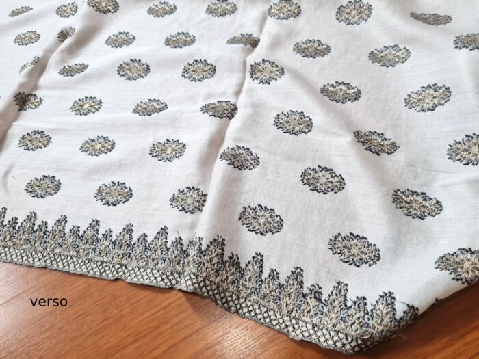 Peseira indiana bordada para decorar cama de casal branco cinza e dourado