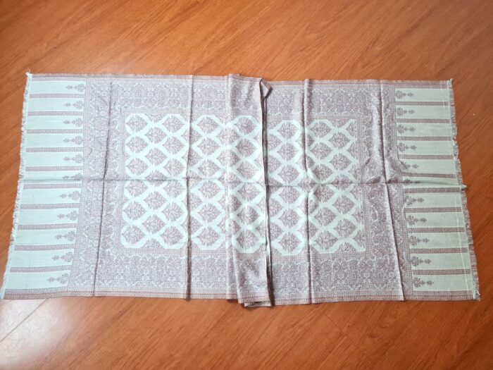 Peseira indiana para cama de casal. Produto artesanal. 2m x 0,70m. Bege com vinho e dourado.