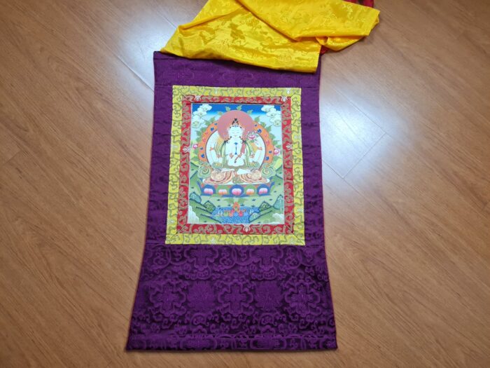 Avalokiteshvara representa, em qualquer caso, a Compaixão de todos os Budas. Com seda
