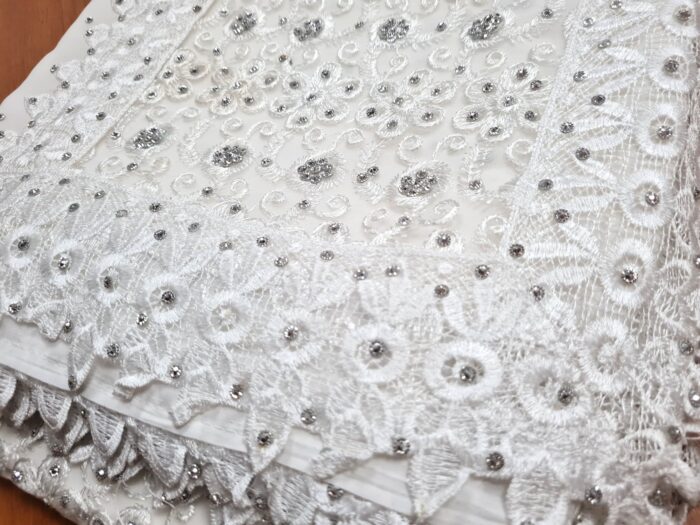 20230418_194042 Sari indiano de seda luxuoso branco com prateado bordado e pedrinhas