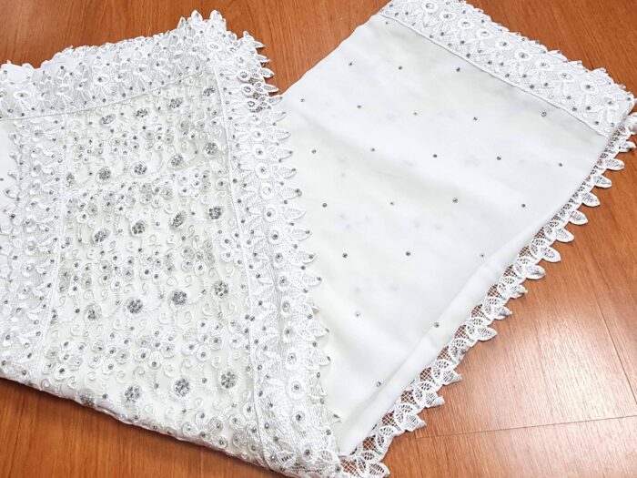 20230418_194122 Sari indiano de seda luxuoso branco com prateado bordado e pedrinhas