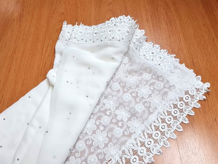 20230418_194153 Sari indiano de seda luxuoso branco com prateado bordado e pedrinhas