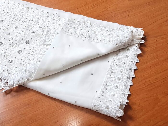 20230418_194242 Sari indiano de seda luxuoso branco com prateado bordado e pedrinhas