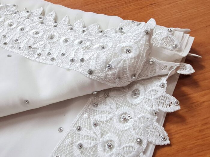 20230418_194249 Sari indiano de seda luxuoso branco com prateado bordado e pedrinhas