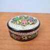 Caixa indiana feita a mão com pintura em papel machê oval 8,5cmx7cm