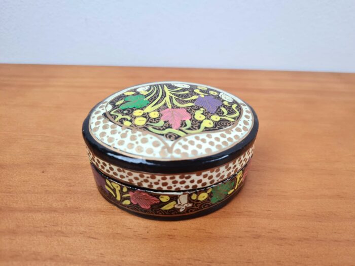 Caixa indiana feita a mão com pintura em papel machê oval 8,5cmx7cm