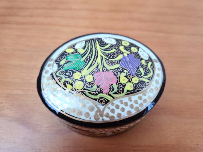 Caixa indiana de papel machê feita a mão oval creme e color M