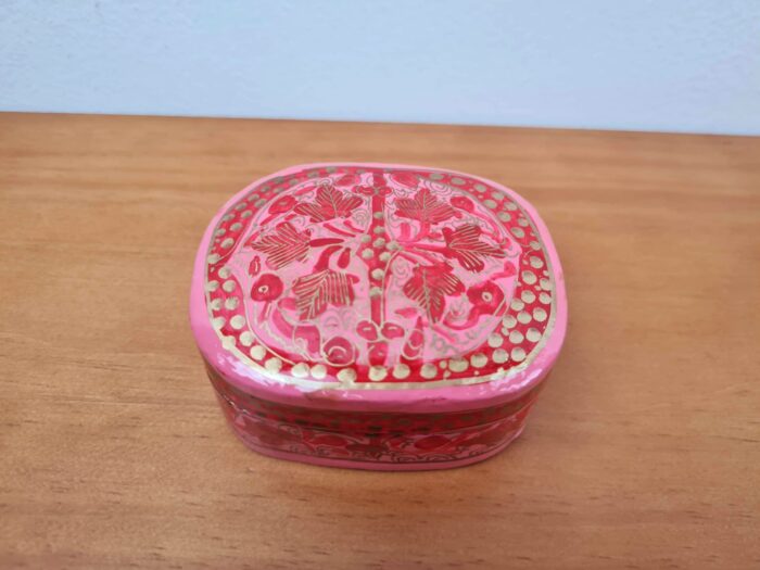 caixinha indiana de papel machê rosa e vermelho, floral