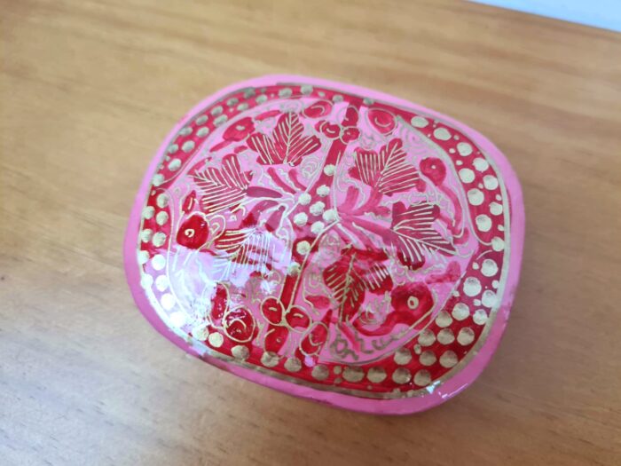 Caixa indiana de papel machê feita a mão retangular rosa e vermelho M