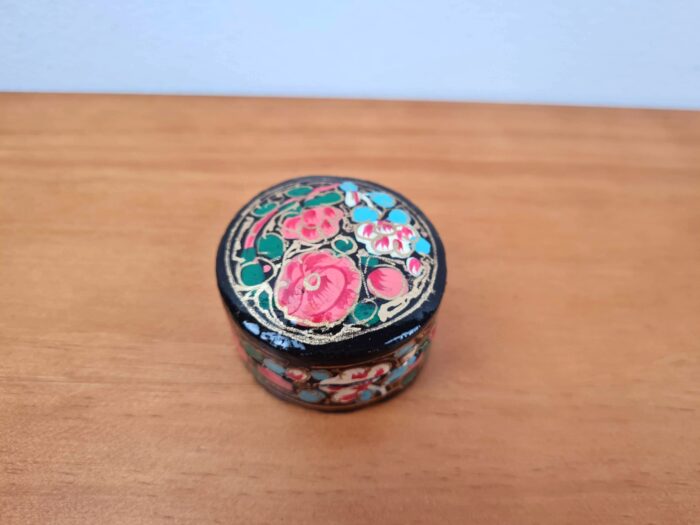 20230509_172517 caixinha indiana machê floral pintado a mão 5cm x 5cm x 3,5cm redonda