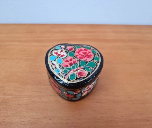 caixinha indiana machê floral pintado a mão 5cm x 5cm x 3,5cm coração