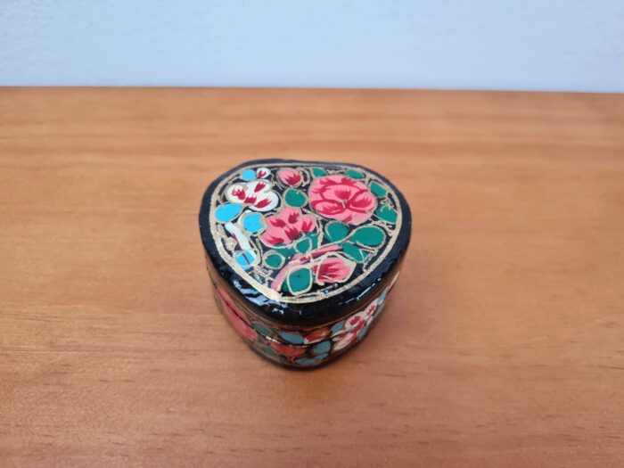 caixinha indiana machê floral pintado a mão 5cm x 5cm x 3,5cm coração
