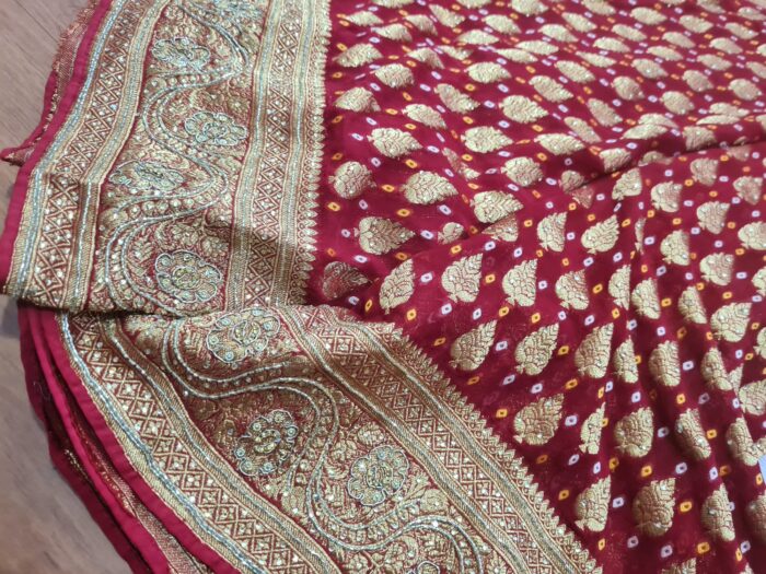 Sari indiano de seda luxuoso para noivas vermelho e dourado bordado e pedrarias