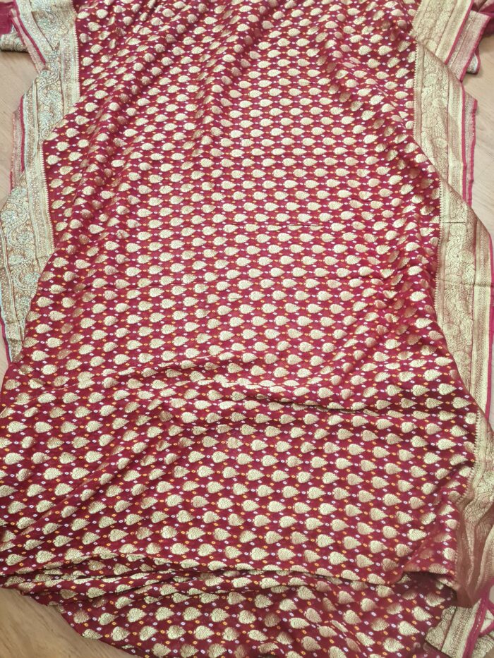 Sari indiano de seda luxuoso para noivas vermelho e dourado bordado e pedrarias