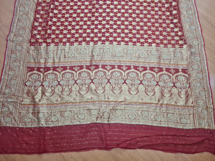 Sari indiano de seda luxuoso para noivas vermelho e dourado bordado e pedrarias