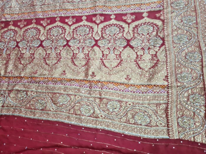 Sari indiano de seda luxuoso para noivas vermelho e dourado bordado e pedrarias