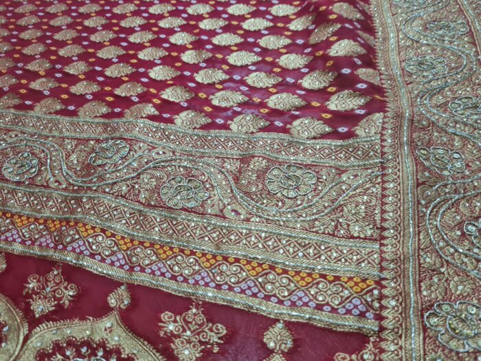 Sari indiano de seda luxuoso para noivas vermelho e dourado bordado e pedrarias