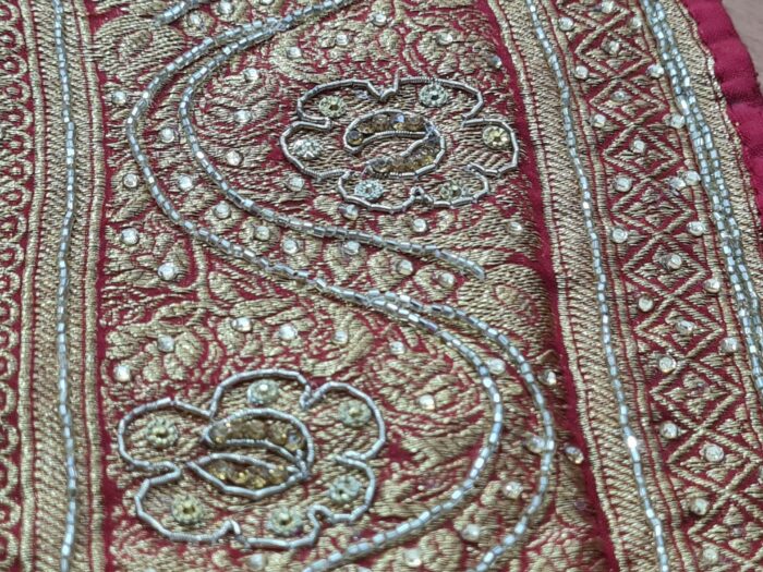 Sari indiano de seda luxuoso para noivas vermelho e dourado bordado e pedrarias