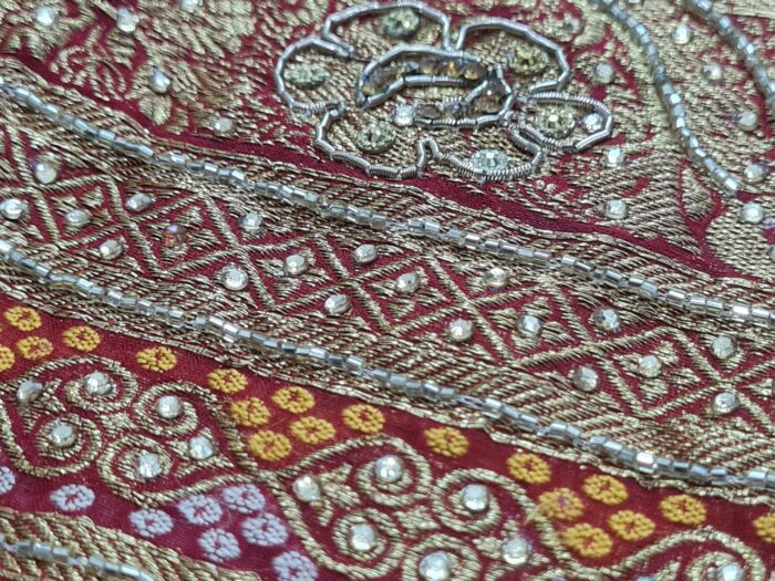 Sari indiano de seda luxuoso para noivas vermelho e dourado bordado e pedrarias