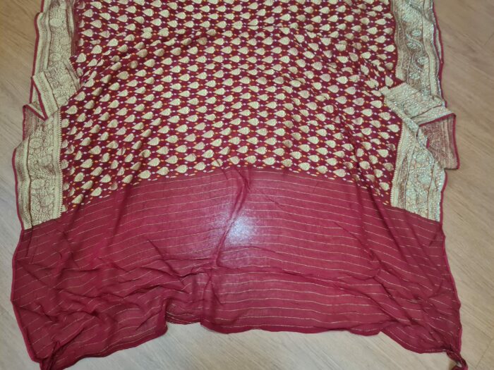 Sari indiano de seda luxuoso para noivas vermelho e dourado bordado e pedrarias