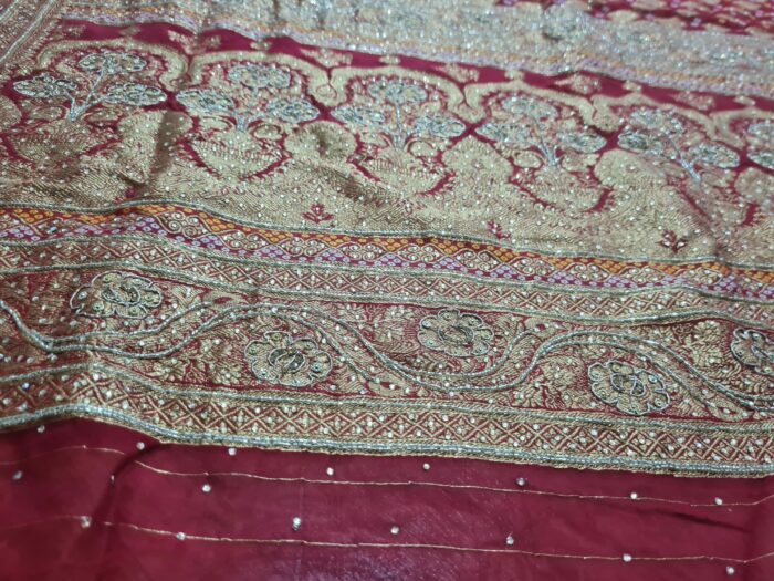 Sari indiano de seda luxuoso para noivas vermelho e dourado bordado e pedrarias