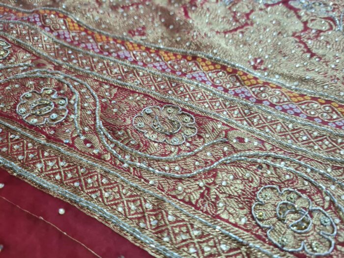 Sari indiano de seda luxuoso para noivas vermelho e dourado bordado e pedrarias