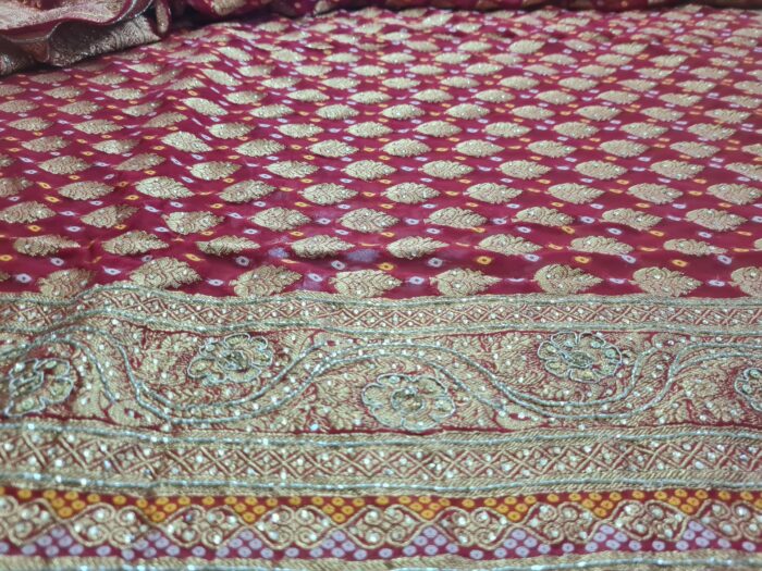 Sari indiano de seda luxuoso para noivas vermelho e dourado bordado e pedrarias