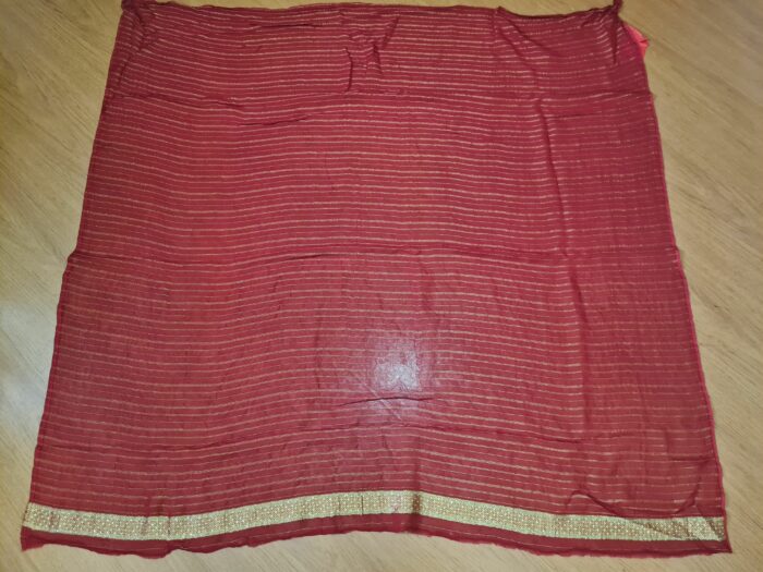 Sari indiano de seda luxuoso para noivas vermelho e dourado bordado e pedrarias