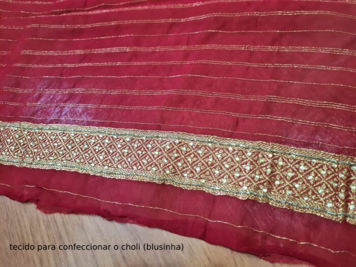 Sari indiano de seda luxuoso para noivas vermelho e dourado bordado e pedrarias