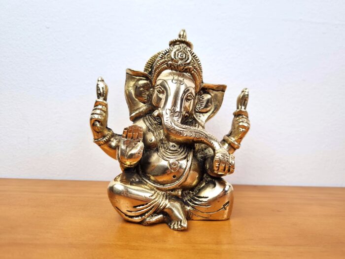 Estátua de Ganesha indiana de metal brass (latão) polido, acabamento lindíssimo, pesando mais de 1 kilo com 15cm