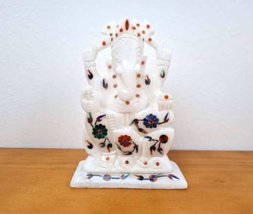 Belíssimo Ganesha esculpido em mármore com embutimento de pedras naturais fazendo alusão a arte presente na construção do Taj Mahal, 12 cm