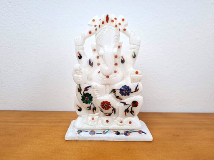 Belíssimo Ganesha esculpido em mármore com embutimento de pedras naturais fazendo alusão a arte presente na construção do Taj Mahal, 12 cm