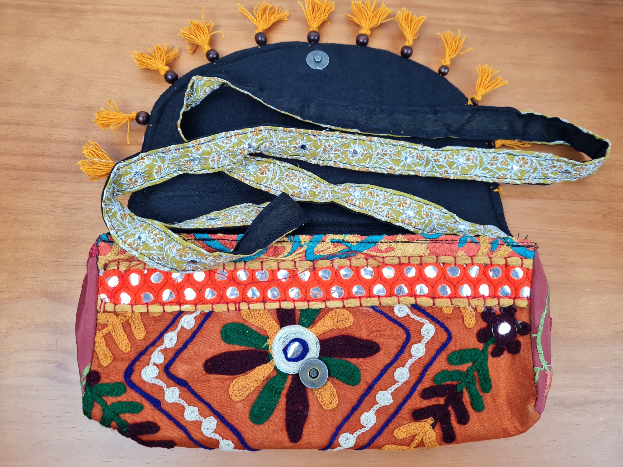 20230522_130927 Bolsa indiana Banjara 100% bordada a mão laranja e coloridos