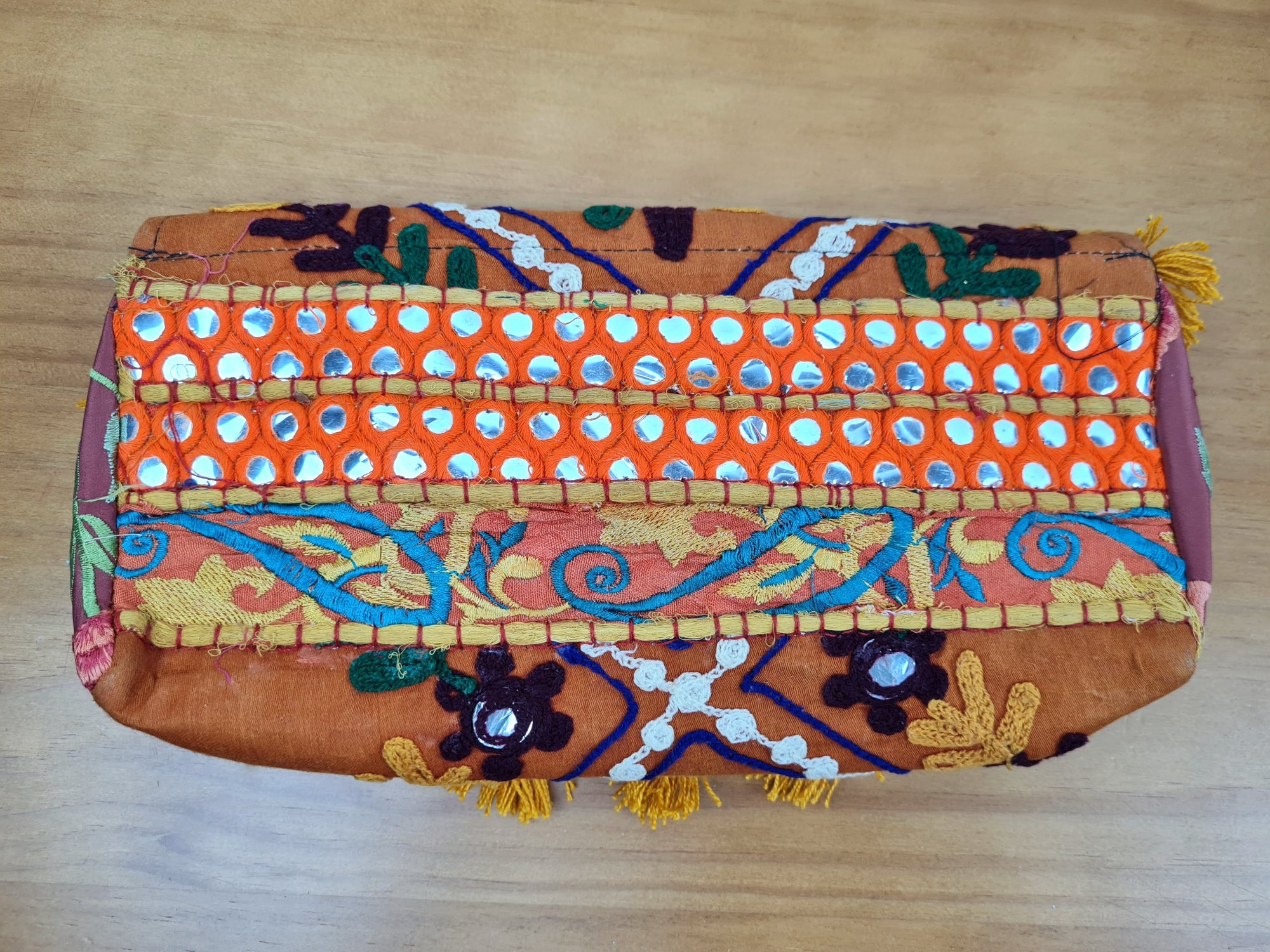 20230522_131006 Bolsa indiana Banjara 100% bordada a mão laranja e coloridos