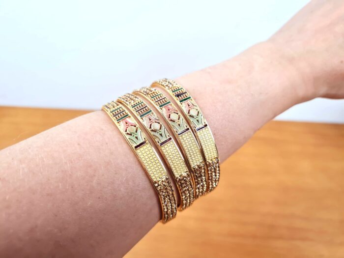 20230524_190605 Conjunto de 4 pulseiras indianas douradas banhadas com apliques de pedras e outros detalhes finos