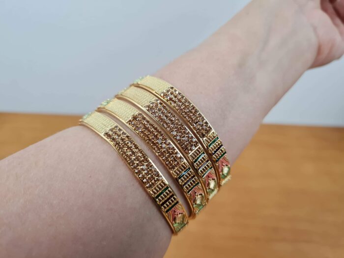20230524_190609 Conjunto de 4 pulseiras indianas douradas com pedrinhas