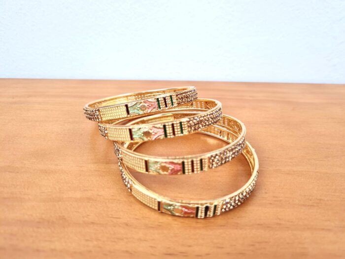 20230524_190626 Conjunto de 4 pulseiras indianas douradas com pedrinhas
