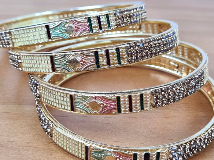 20230524_190630 Conjunto de 4 pulseiras indianas douradas com pedrinhas