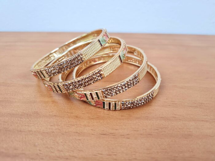 20230524_190637 Conjunto de 4 pulseiras indianas douradas com pedrinhas