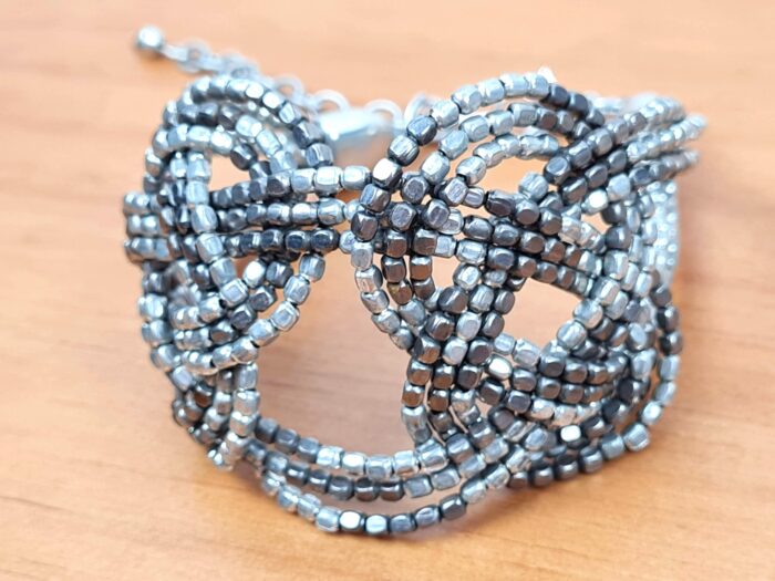 20230530_150322 Pulseira indiana maleável de miçangas cinza prateado