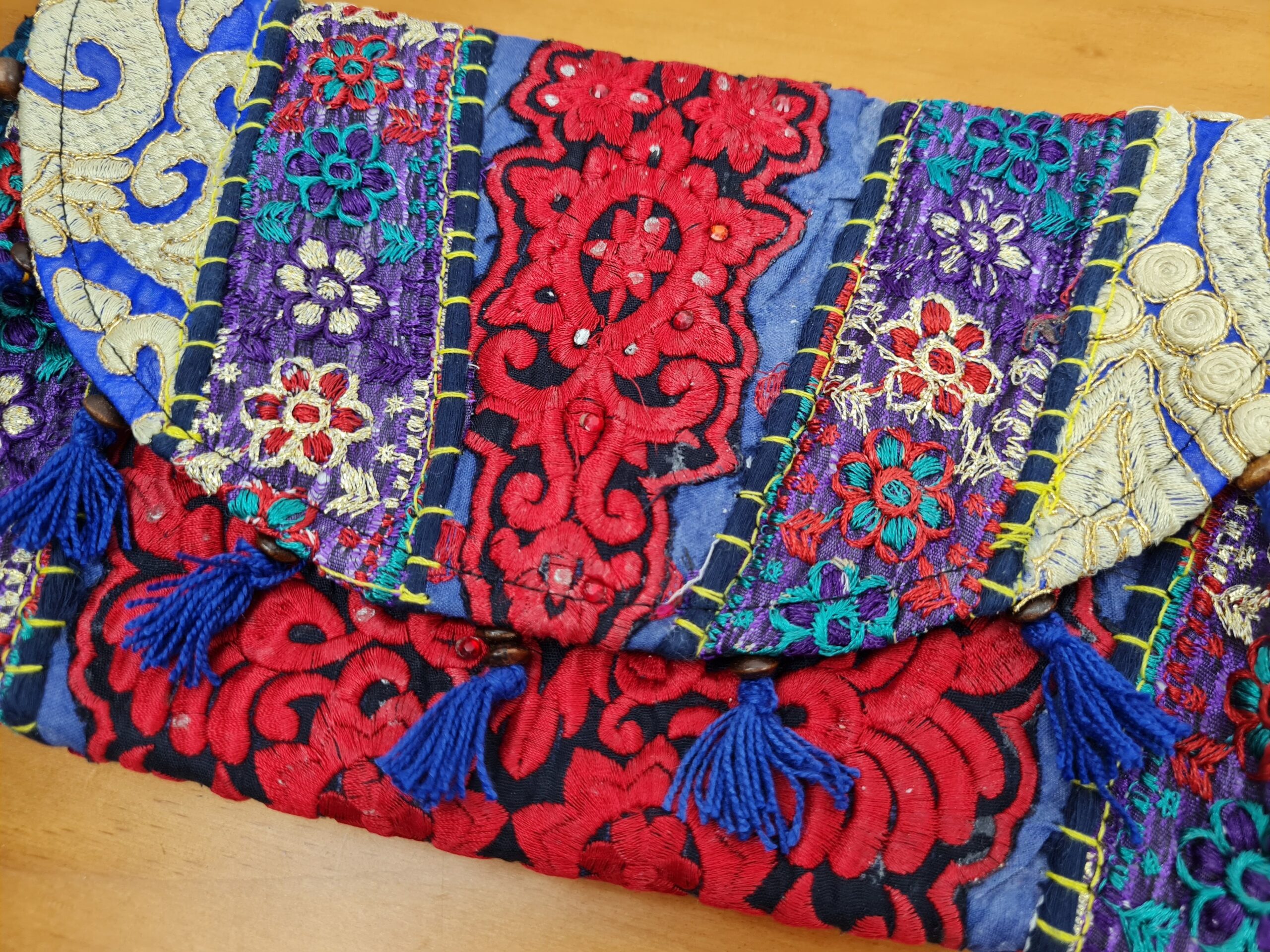 20230530_161724 Bolsa indiana Banjara 100% bordada a mão vermelho e coloridos