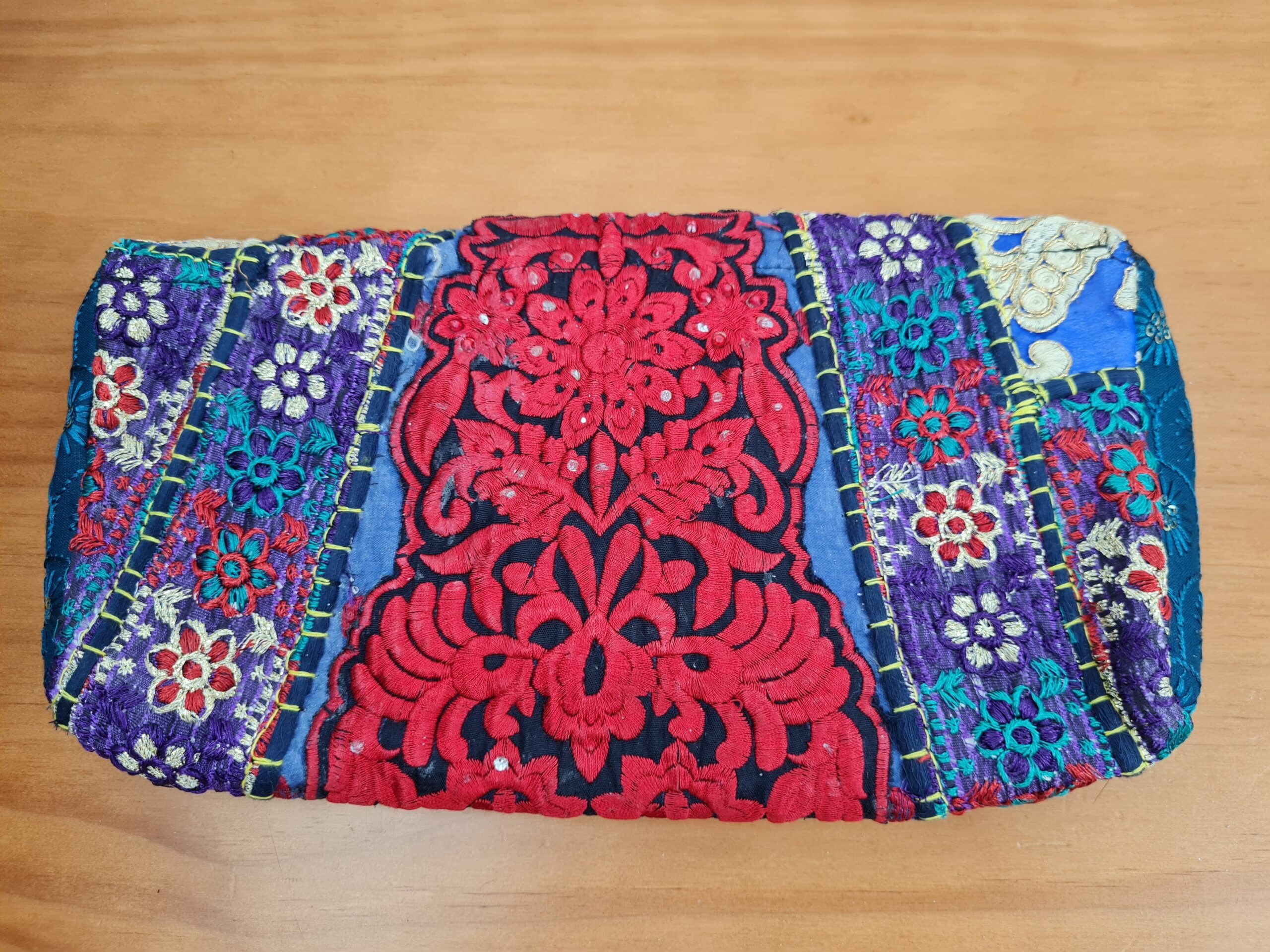 20230530_161730 Bolsa indiana Banjara 100% bordada a mão vermelho e coloridos
