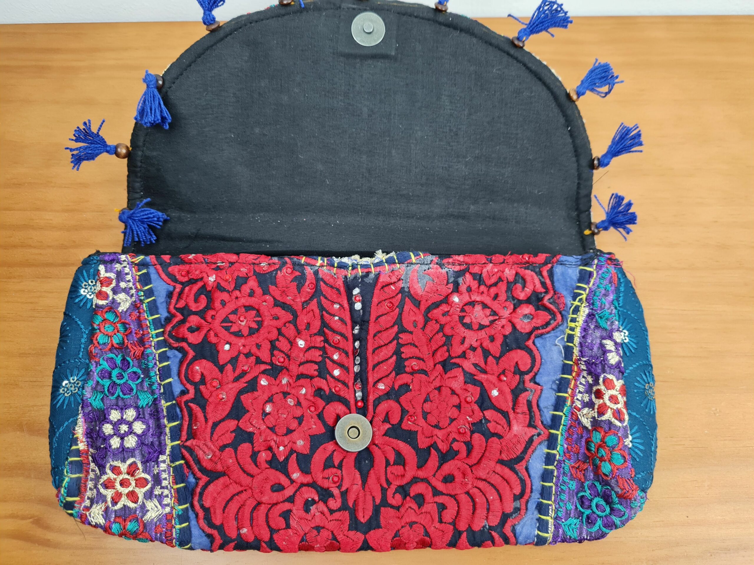 20230530_161745 Bolsa indiana Banjara 100% bordada a mão vermelho e coloridos