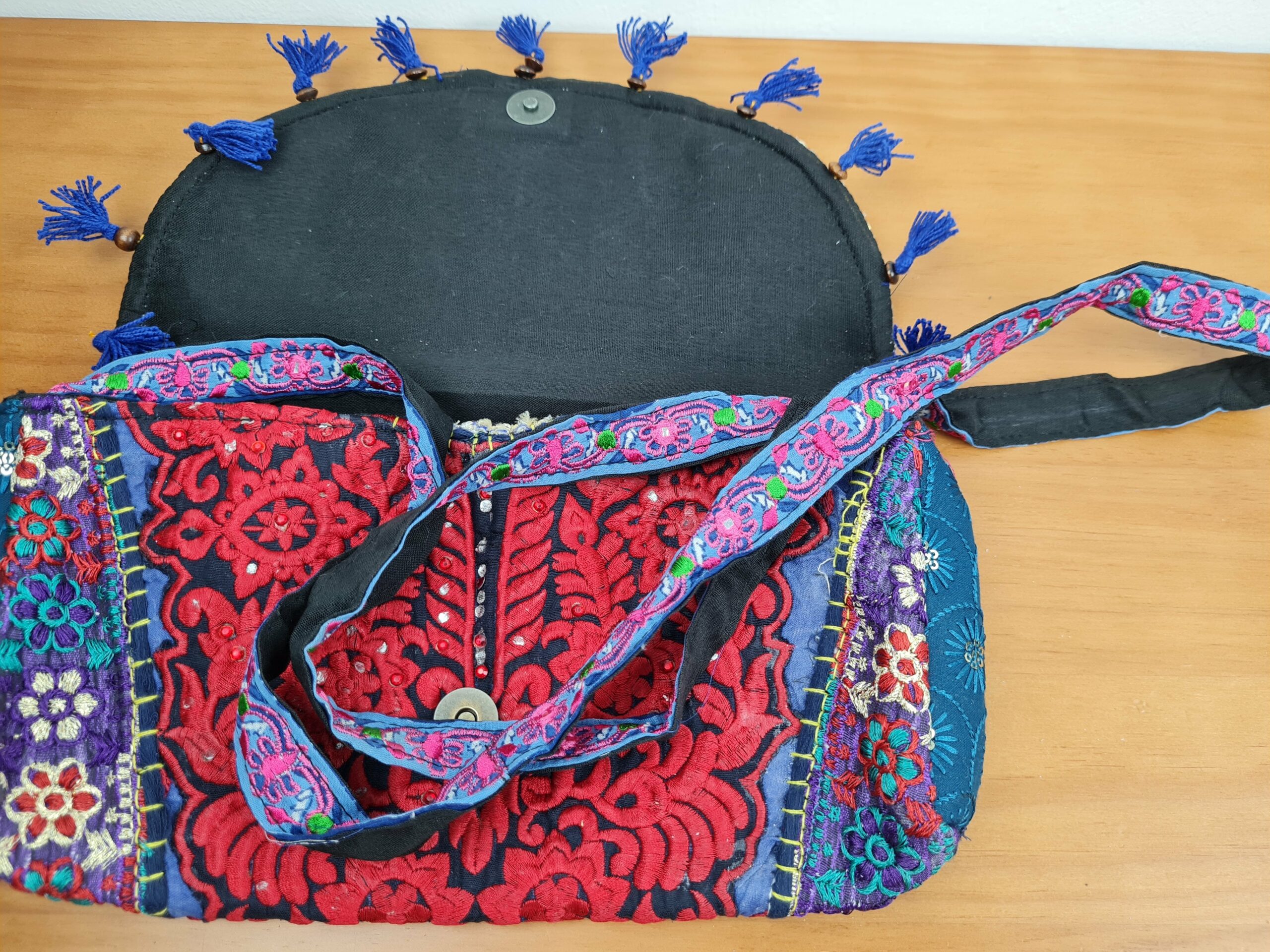 20230530_161925 Bolsa indiana Banjara 100% bordada a mão vermelho e coloridos