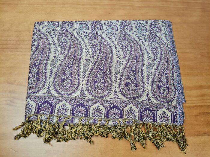 Echarpe indiana algodão com viscose dupla face estampa de arabescos roxo e creme