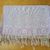 Echarpe indiana algodão com viscose dupla face estampa de arabescos rosa e offwhite